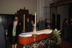 Los vecinos pasaron por la capilla ardiente antes del funeral. JLP.