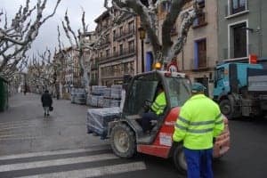 Colocación de las baldosas de piedra. JLP.
