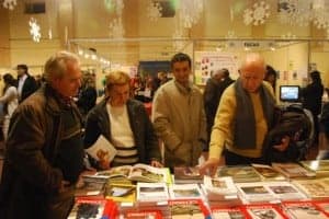 Visitantes observan los libros del CEHIMO. JLP.