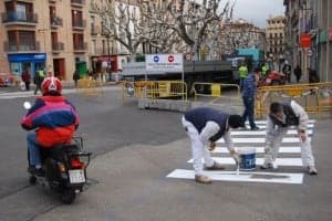 Operarios pintnado pasos de cebra. JLP.