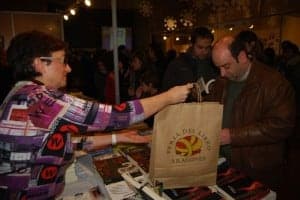 Compras de libros en la FLA. JLP.