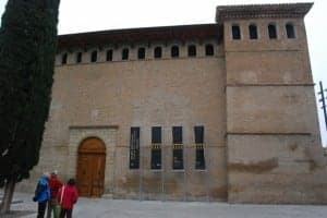 Un grupo de visitantes observa la fachada del nuevo museo. JLP.