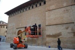 Trabajos de limpieza de la fachada del museo. JLP.