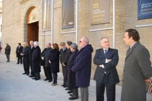 Heras conversa con el delegado de Patrimonio de la DGA a las puertas del museo. JLP.