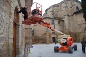 Últimos preparativos en la entrada principal del museo. JLP.