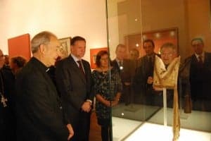 Milián e Iglesias observan una mitra episcopal. JLP.