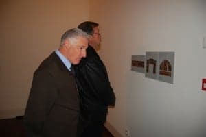 Dos barbastrenses observan las obras fotografiadas. JLP.