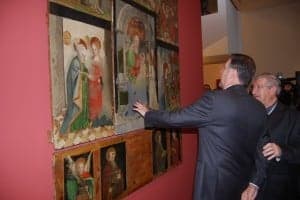Iglesias y Calvera observan una de las tablas. JLP.