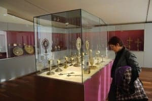 Una visitante observa las obras de orfebrería. JLP.