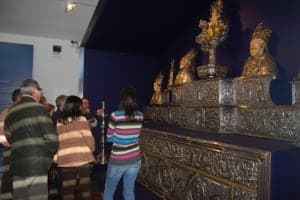 Los visitantes admiran el altar de la Catedral de Barbastro. JLP.