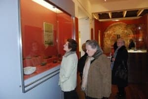 Un grupo de mujeres observa una vitrina. JLP.