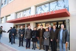 Las autoridades ante la residencia de deportes. JLP.