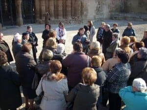 Alumnos y profesores atienden a las explicaciones sobre la Seu Vella.