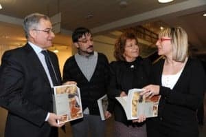 La consejera con los autores. 