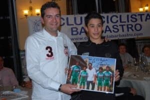 Foto dedicada al club por Miguel Indurain. 