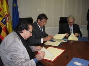 Pac y Aliaga firman el acuerdo.