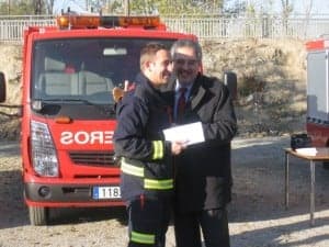 Silva con un bombero. 