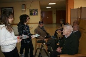 Los jóvenes con los mayores de Riosol.