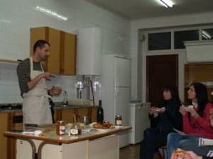 Óscar Salzar durante el taller de cocina. 