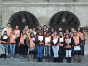 Los estudiantes de empresariales posan en la plaza Mayor.