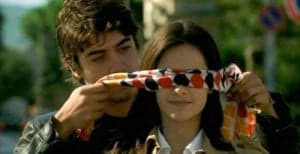 Basada en la novela homónima de Federico Moccia, narra la historia de una joven que se enamora de un chico rebelde, lo que hará que su relación peligre. En 2007 contó con una secuela, "Ho voglia di te", que rompió records de taquilla en Italia, superando los 6 millones de euros de recaudación. Basada en la novela homónima de Federico Moccia, narra la historia de una joven que se enamora de un chico rebelde, lo que hará que su relación peligre. En 2007 contó con una secuela, "Ho voglia di te", que rompió records de taquilla en Italia, superando los 6 millones de euros de recaudación.