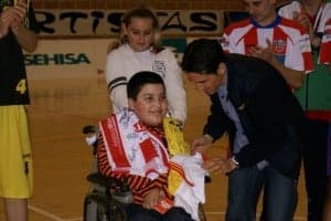 Marcos recibe los regalos de manos de Eliseo Martín.