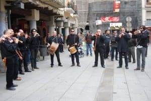 Los gaiteros del Somontano, en la plaza del Mercado de Barbastro. Foto JLP.