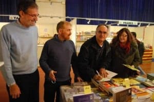 Romero, junto a Adell y Mediano, en la Feria del Libro Aragonés de Monzón. JLP.