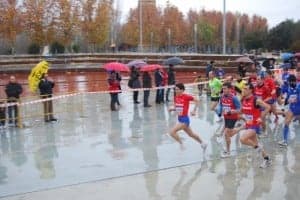 Ni la lluvia puede con el atletismo en Monzón. JLP.