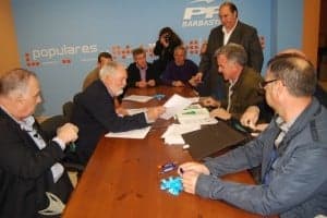 Ferrer frente al ex ministro Cañete en una reunión en Barbastro. JLP.