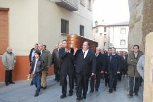 El féretro de Ferrer es portado a hombros. JLP.