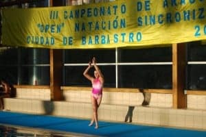 Una nadadora de Barbastro inicia su ejercicio. JLP.