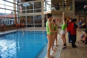 Las nadadoras realizan sus entrenamientos. JLP.