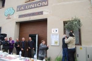 Colocación de la rama de olivo en la almazara. JLP.