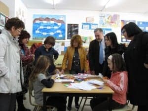 La consejera Broto en el colegio de Sariñena.
