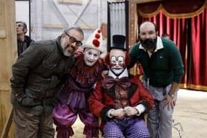 Comedia dramática ambientada en los últimos años del franquismo, en los tensos tiempos previos a la transición española, que comienza con el reclutamiento de un payaso para luchar con el bando republicano durante la Guerra Civil Española, en 1937. Como argumento central, en los años previos a la Transición, dos payasos (Carlos Areces y Antonio de la Torre) lucharán por el amor de una atractiva trapecista (Carolina Bang). (FILMAFFINITY)