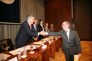 El Rector de la UNED, Juan A. Gimeno Ullastres, felicita al Director de Barbastro, Carlos Gómez Mur.