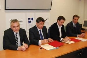 Firma del acuerdo de colaboración. JLP.