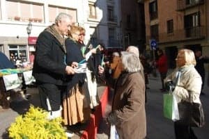 Tradiciones repartió velas y caretas. JLP.