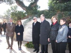 Las autoridades ante el mausoleo a Costa en Zaragoza.