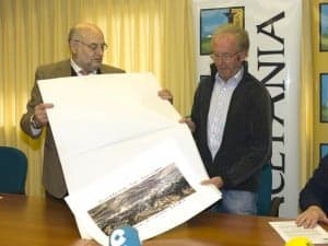 Ferrer entrega una sirografía conmemorativa. 