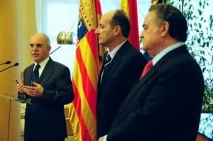 Larraz junto a los responsables de las entidades bancarias. 