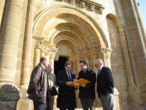 Aliaga en la visita a la iglesia de Agüero.