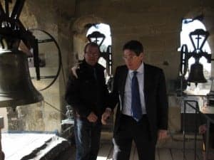 Aliaga en su visita a la torre campanario de Ayerbe.