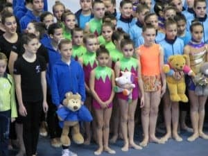 Gimnastas de Barbastro en el desfile inicial. 