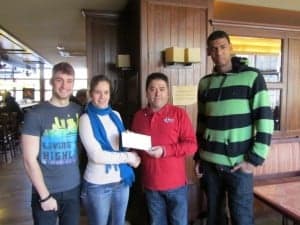 Gombau entrega el cheque a los integrantes de Tata Gaitán. JLP.