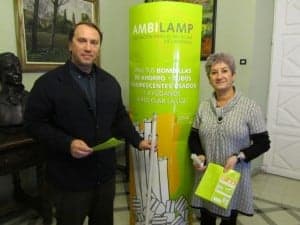 Lobera y Abón junto a uno depósito de bombillas. JLP.