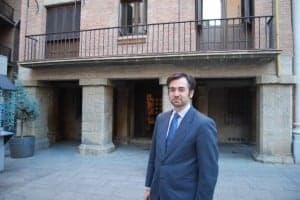 El productor Gómez - Sancha ante la casa natal de Escrivá. JLP.