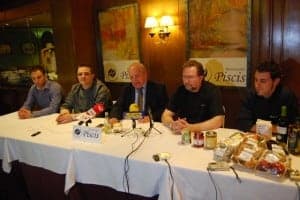 Responsables y cocineros del restaurante Pisicis de Monzón. JLP.