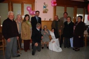 Marina con vecinos de El Grado. JLP.